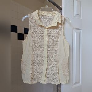 NWOT Cream sleeveless button up top with lace panels Size M
